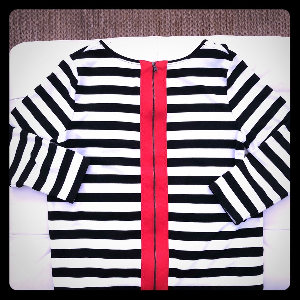 Black & white striped top w/darling red zipper